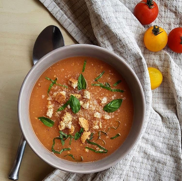 Soupe healthy de tomate ail et oignon façon gaspacho charlotte and cooking 