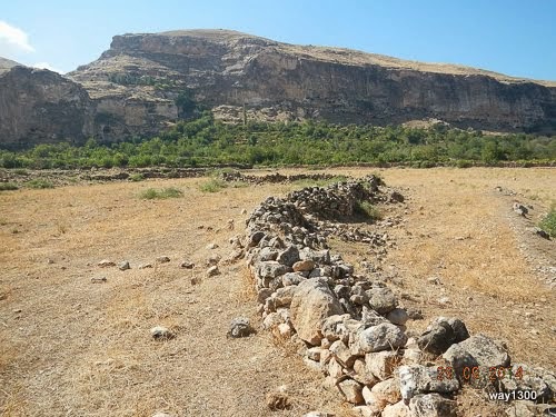 Хасанкейф (тур. Hasankeyf) — город и район в провинции Батман (Турция), на реке Тигр. Населён преимущественно курдами.  Древний город возрастом около 3 тысяч лет, имеет множество культурных слоёв разных эпохи тысячелетий. Самый древний слой, это древние жилища вырезанные в камне. Множество расположены в скалах скалистых утёсов, друг над другом, это первые прототипы многоэтажных домов. На некоторых скалах можно обнаружить десяток этажей каменных комнат и жилищ. Начиная с Римской эпохи горожане стали переходить на более современные наземные сооружения. Но даже сегодня можно найти множество семей в этой местности, которые продолжают жить как и их предки в древних жилищах внутри скал.