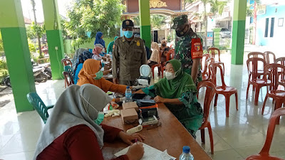 Koramil 0817/08 Cerme, Pantau Langsung Kegiatan Serbuan Vaksinasi di Desa Wedani 2