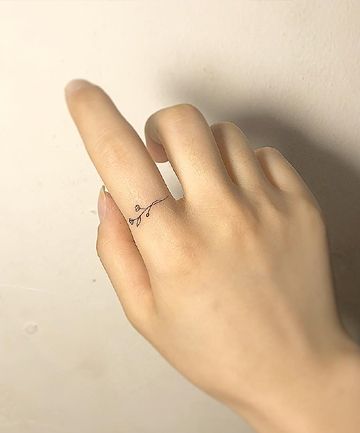 Mini tattoo feminina delicada: 84 ideias para inspirar sua próxima