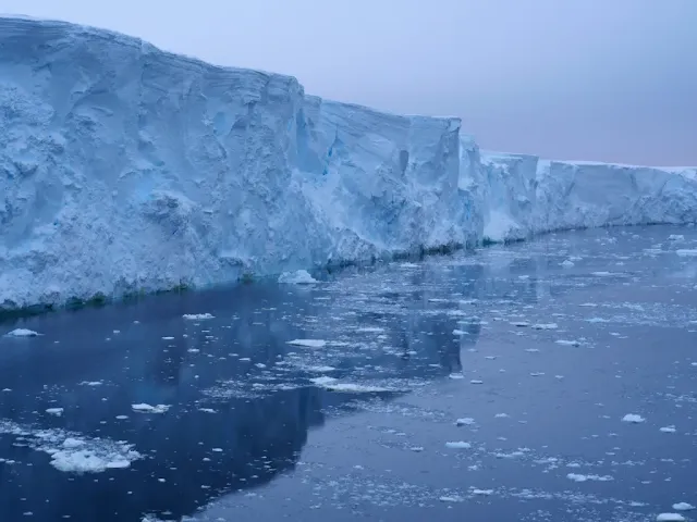صور جديدة.. نهر يوم القيامة يواصل الانهيار