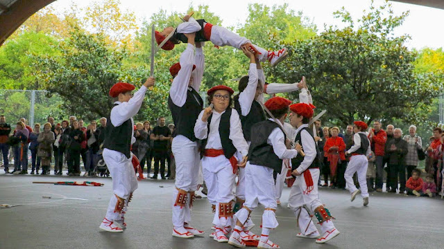 Alarde infantil de danzas de las fiestas de Beurko Bagatza