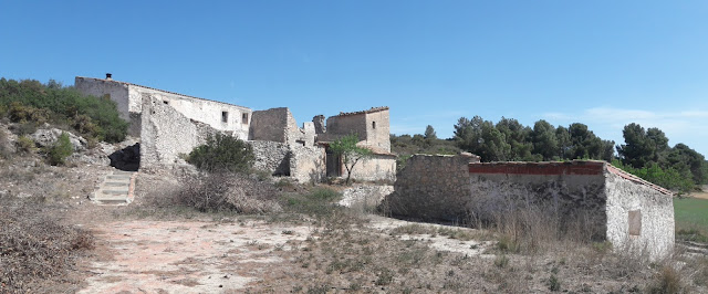 CASTELLS DEL GAIÀ SANTA PERPÈTUA DE GAIÀ-VALLESPINOSA-CASTELL DE SABURELLA-QUEROL, Masia de Cal Mandíl al terme municipal de Querol