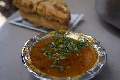 Gorengan, Roti dengan Isian Kari dan celupan kuah kari, Old Delhi