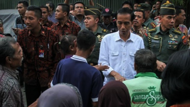 Jokowi Bagikan Sembako dan Fitrah Kepada Masyarakat di Solo