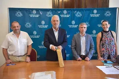 Julio Alak, intendente de La Plata, en la apertura de sobres de la licitación del Plan de Mantenimiento Urbano que incluye obras de infraestructura vial, hidráulicas y mejora de calles