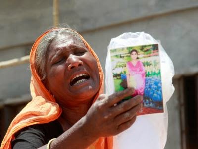 শোকের দহনে স্বজনেরা-রানা প্লাজা ধস: ১১৩৫ প্রাণহানির এক বছর by আশীষ-উর-রহমান