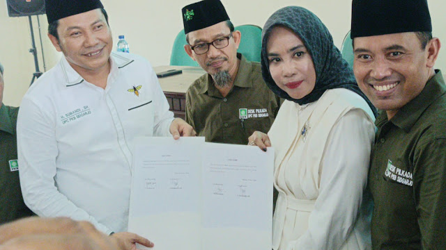 Didampingi Mimik Idayana, Subandi Daftarkan  Diri ke Desk Pilkada PKB