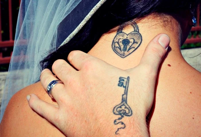 Tatuaje de llave y candado para pareja