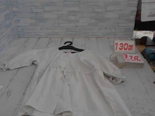 中古品　子供服　１３０㎝　ホワイト　長袖チュニック　１１０円