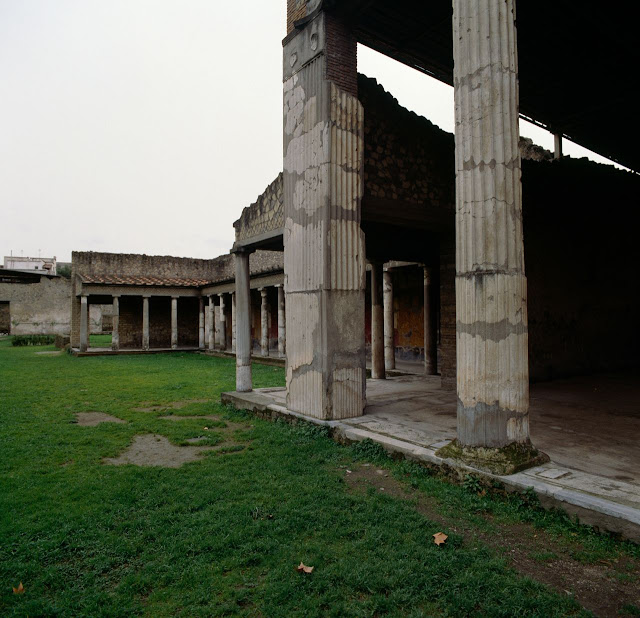 Η «Villa Poppaea» στην Οπλοντίδα πιστεύεται ότι ήταν ιδιοκτησία του αυτοκράτορα Νέρωνα και της συζύγου του Ποππαίας.