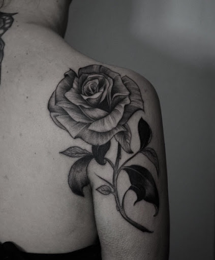 40 tatuagens de rosas pretas para mulheres que desejam um visual ousado!