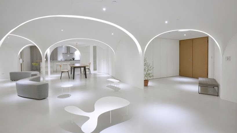 Arcos llenos de luz en este apartamento minimalista