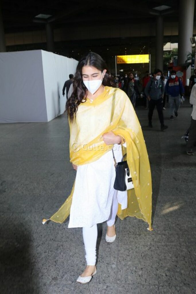 Actors Pics: Sara Ali Khan Looks Gorgeous with New Traditional Dress