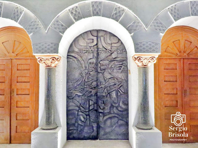 Porta em bronze do Museu Judaico de São Paulo