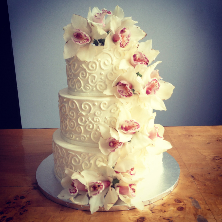 Elegant wedding cakes with flowers