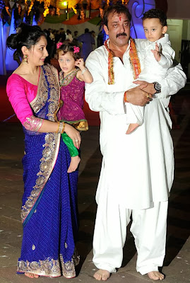 sanjay dutt with his wife Manyata Dutt and twins shahraan and iqra