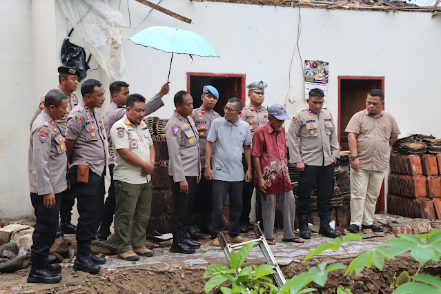 Kapolres Pandeglang Salurkan Bantuan Sembako dan Perlengkapan Tidur Korban Bencana Alam di Kp. Kadu Walang