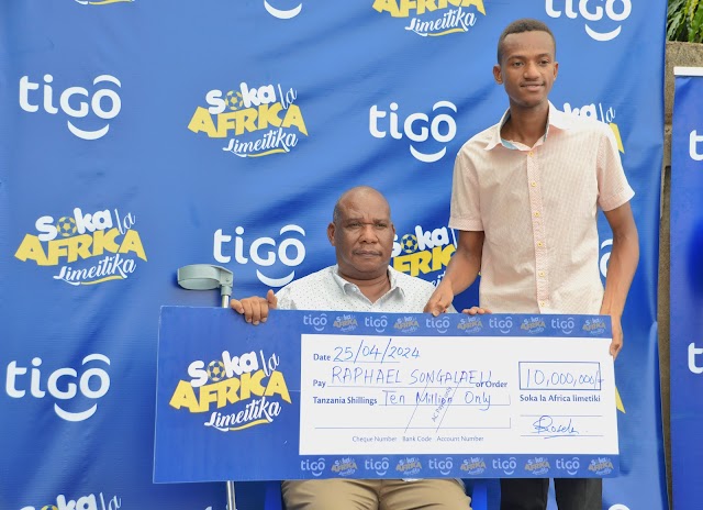 TIGO YAKABIDHI ZAWADI MSHINDI WA SHINDANO LA 'SOKA LA AFRIKA LIMEITIKA' SHINYANGA