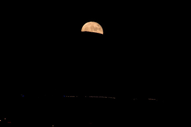 Moon rise, 7:54 pm, DSLR, 300mm, 1/60 second (Source: Palmia Observatory)