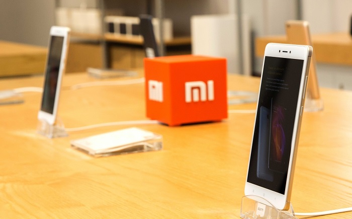 xiaomi smartphone with screen 4 curved edges