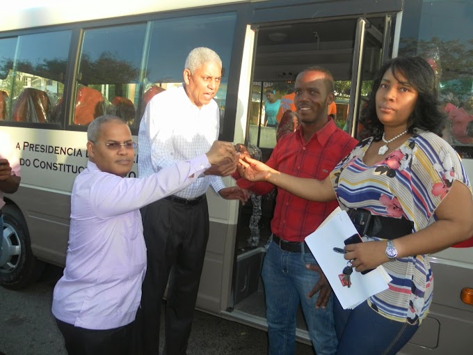 Nelson Guillén y vice-ministro entregan autobús a estudiantes universitarios de Sainaguá en SC