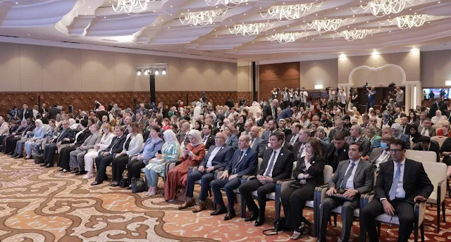 الجزائر - وكالة أخبار المرأة لا تزال دول المنطقة العربية تعاني من العديد من الأشخاص، يغذيها إلى حد كبير التباين في مواجهة الأشخاص للمخاطر في مراحل مختلفة من حياتهم. ويمكن تنظيم الحماية الاجتماعية الشاملة والمتينة بحيث تكون أجزاء محورية من هذه التفاوتات من خلال توفير الأمان والضمان الاجتماعي . في هذا السياق، انطلقت صباح اليوم في أعمال الجزائر المنتدى العربي الرابع من أجل for ، الذين يجمعون المثاليين وواضعي الملتزمين والباحثين وممثلي المجتمع المدني يتنافسون على التحديات في المنطقة: الإبداع وتغطية الحماية الاجتماعية . تتعاون مع لجنة الأمم المتحدة الاقتصادية والاجتماعية لغربي آسيا ( الإسكوا )، بالشراكة مع وزارة التضامن الوطني والأسرة وقضايا المرأة في الجزائر، تا ساهم في ذلك ومساعدين.  ويبحث المنتدى هذا العام، الذي يُعقد تحت شعار " المساواة والحماية الاجتماعية " ، في السبل الذي يمكن من خلاله رصد نظام الحماية الاجتماعية الشاملة والضرر الذي لا يعاني من عدم الحاجة، من خلال تقليص مكامن الضعف في كافة مراحل الحياة . وفيه كاتبة الافتتاحية، وحتى الوزير الأول (رئيس الوزراء) في الجزائر نذير العرباوي اعتماد على أن المبادئ وعدم ممارسة التدريب تُشكل جوهر حقوق الإنسان، وهي ليست حكرًا على دول أو مجموعات بعينها، بل هي حقوق أصيلة لجميع المجتمعات الإنسانية. ودعا إلى مواصلة الحوار حول البحوث وتكثيفه، لا سيما بين صانعي التشجيع والخبراء ومنظمات المجتمع المدني في المنطقة العربية". كما أكّد على المواهب الجزائر محدودة للمشاركة الوطنية في هذا المجال، وذلك بفضل امتدادها لجهودها الفعالة في دعم التنمية في دول الجنوب، من خلال تنفيذ مشاريع في مجالات التعليم والصحة والبنية التحتية.  تواجه المنطقة العربية في الفترة الأخيرة أزمات متداخلة ومتعددة، بسبب اختلافات وجمود لا تتعجب من صدمات مناخية واضطرابات اجتماعية، ما كشف عن الحاجة المتنوعة وعمّقها. ويهدف المنتدى إلى تسليط الضوء على قدرات الحماية الاجتماعية على عكس هذه النقاط، اقرأ من العدالة . من نيويورك، شدت الأمينة العامة للإسكوا رولا دشتي على أن ما نحتاج إليه اليوم هو عقد اجتماعي جديد، يكون الشعور للجميع، لا امتيازا لفئة معينة، عقد يعتمد على الحقوق، ويستند إلى، ويسم بالاستدامة .  وتحتاج إلى أن يكون لديها بنية داعمة لنظم حماية اجتماعية، لا تقلل من الفقر، بل تستجيب لجميع المجتمع من مختلف السكان . ترقبوا المواهب لدعم المسار المتغير عبر الأدوات والنماذج التمويلية والتحليلات المالية والنظم المتكاملة . تعتمد على أن الحماية الاجتماعية ليست ترفًا، بل إنها اقتصادية، واستثمارًا بريطانيًا بالثقة، والطلب، وفعالية مجتمعية على المدى البعيد. وتولت الجلسة افتتاحية الجلسة " TED Talk " خاصة حول عدم البدء، للإعلان عن المؤثرين وصانعا المحتوى محمد الكندري وعمر الثويني مداخلة تعريفية بالمنتدى وأهدافه، وسلّطا الضوء على أهمية عدم تأسيس قضايا في المنطقة العربية.  وعلى مدى الفترة من الحوار البنّاء، سيتبادل المشاركون الخبراء ويستعرضون حلولاً إبداعية في مجال العمل المستمر ونظم الحماية الاجتماعية، مع التركيز على وثيقة التكنولوجيا والتصاميم المبتكرة للسياسات من أجل توسيع نطاق التغطية والفعالية. كما سيبرز المنتدى دور الحماية الاجتماعية في سد فجوات لعدم دعم التنمية الشاملة، بالإضافة إلى عرض نماذج أكثرية وعالمية. .