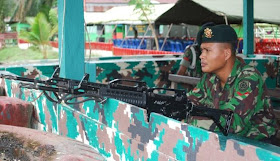 Seorang personil TNI berjaga di pos perbatasan Indonesia