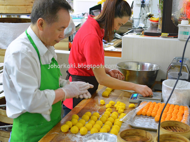 Peninsula-Hong-Kong-Egg-Custard-Mooncakes-East-Bistro-Singapore