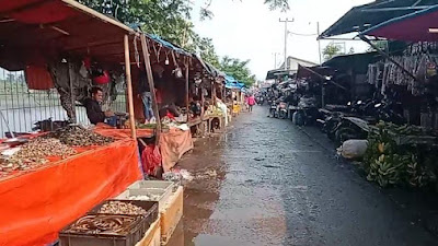 Satpol PP Kabupaten Serang Diduga Biarkan Pedagang di Situ Ciherang Cikande Berjualan di Badan Jalan