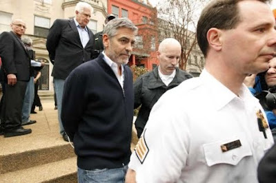 El actor George Clooney, ha sido arrestado este viernes, durante una protesta frente a la embajada de Sudán, en Washington