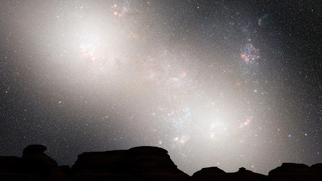 inti-galaksi-bima-sakti-dan-andromeda-terlihat-sebagai-lobus-terang-informasi-astronomi