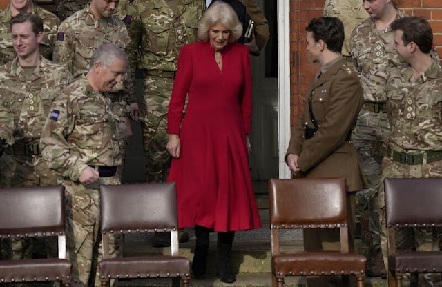For her official engagement, the Queen wore a fuchsia dress and a pair of black boots, with a small black handbag