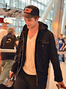 Robert arriving at London airport, September 4th (pattinsonlifeheathrowlondon )