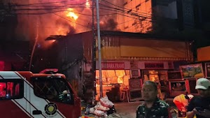  5 Orang Terluka dalam Kebakaran Toko Bingkai di Mampang