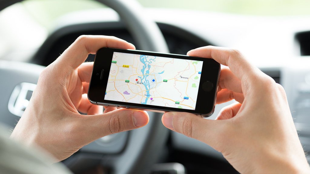 Ilustrasi menggunakan GPS saat berkendara. Getty Images/iStockphoto