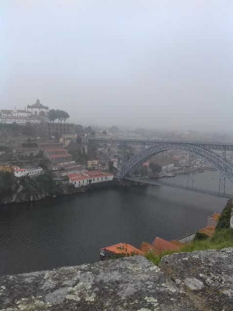 vista do rio Douro da Ponte luis I e do Mosteiro da Serra do Pilar cobertos com neblina