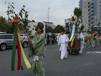 前方は榊、後方は天狗