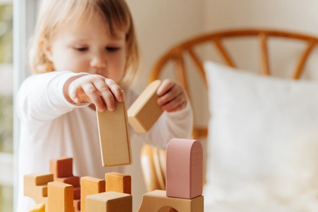 a child playing with blocks, CC0 stock image from Pexels