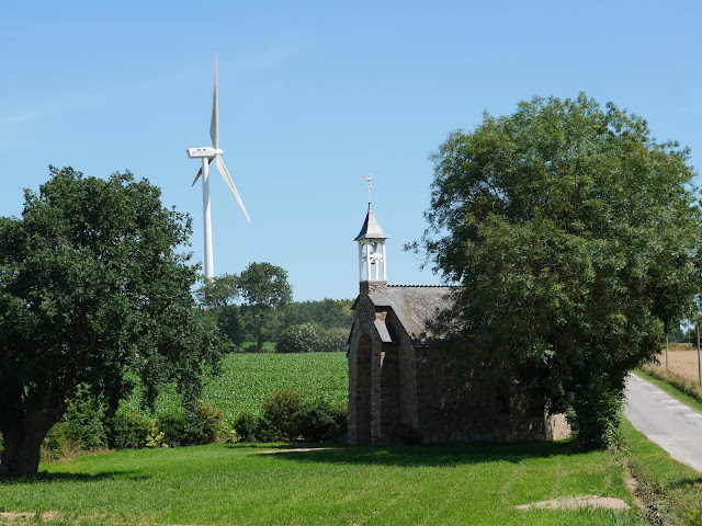 Petite chapelle du XVième siècle au bord d'une route, le clocher est récemment restauré et joli