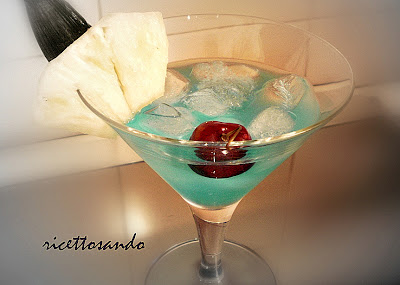 Blue champagne cocktail per le feste a base di champagne o spumante secco