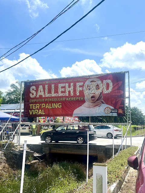 Beli Kuih Dan Kerepek Raya di Salleh Food, Senggarang