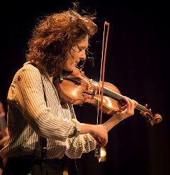 Fiona Monbet jouant du violon