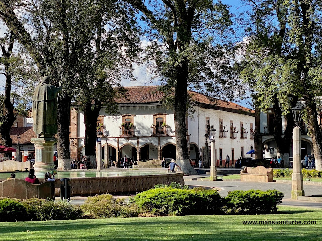 Plaza Vasco de Quiroga en Pátzcuaro, al fondo Hotel Mansión Iturbe