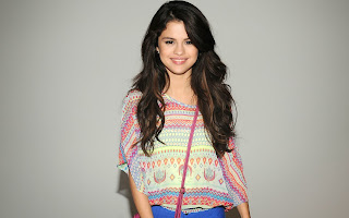 Selena Gomez Smiley Face HD Wallpapers