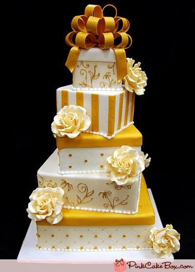 Wedding Cake Brooches on Beautiful Bridal  Gold Wedding Cakes