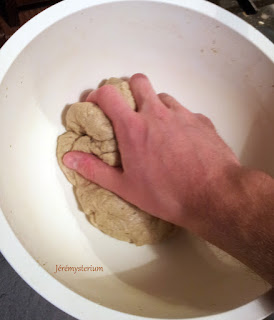 Mélange à la main de la pâte de Seitan