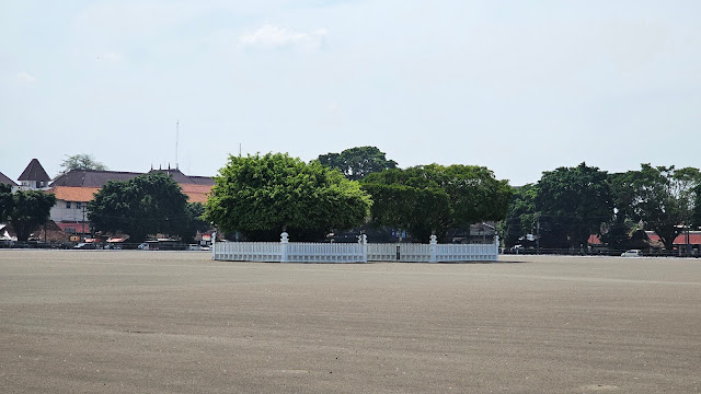 【旅行】站在爪哇宇宙的哲學中軸線｜造訪印尼日惹馬里歐波羅、皇宮、水宮、紀念碑｜很像台南的小城市