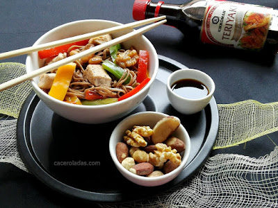 Fideos soba con verduras salteadas, pollo con frutos