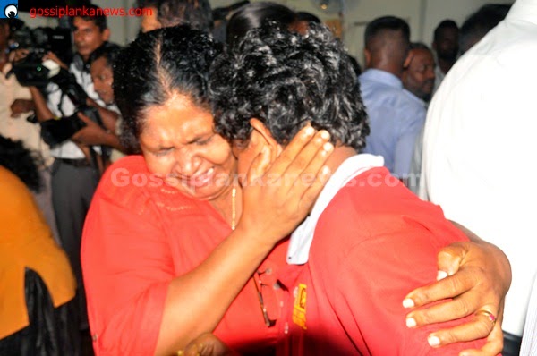 Emotional scenes at BIA on arrival of Sri Lankan’s from devastated Nepal